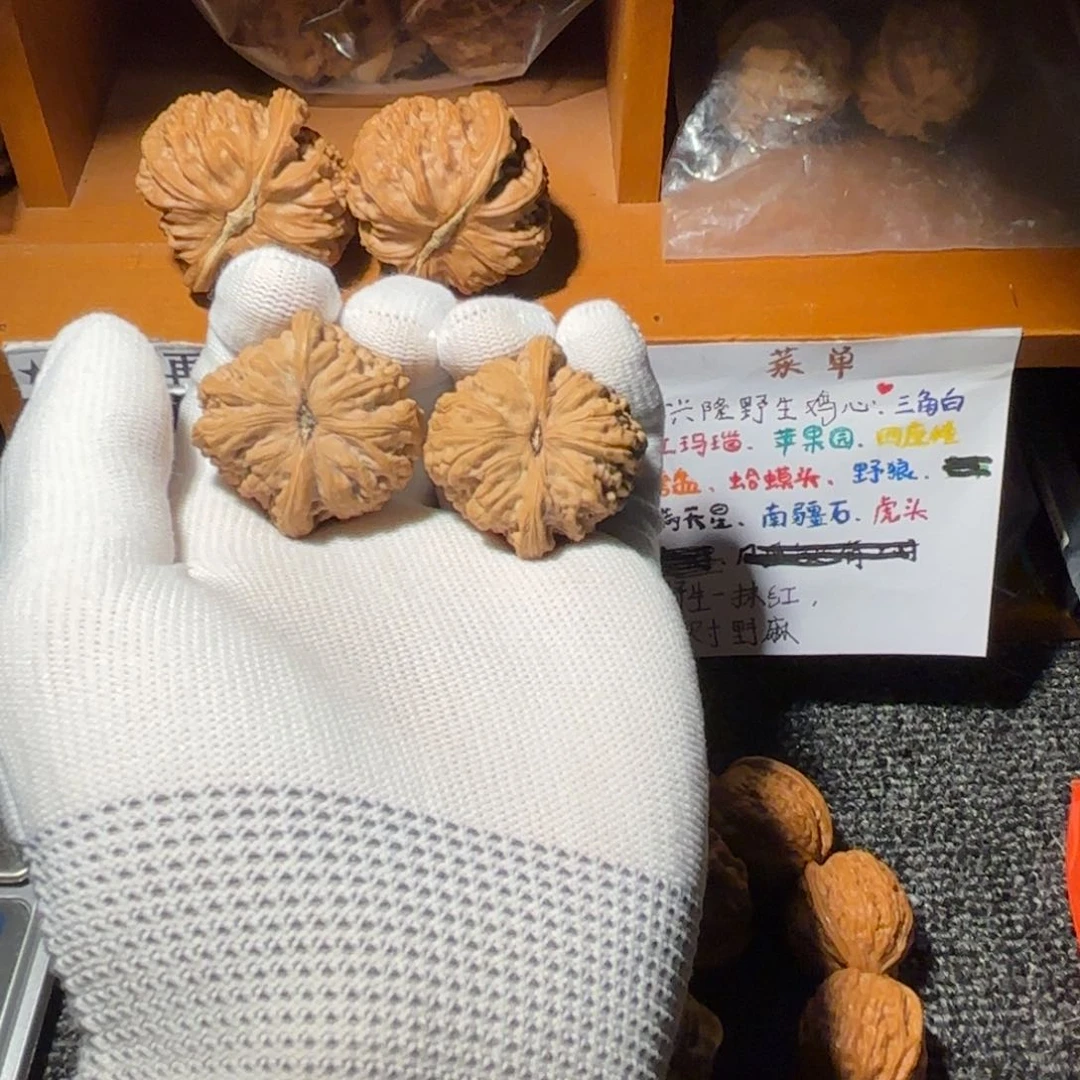 核桃把件承德密纹红玛瑙36边