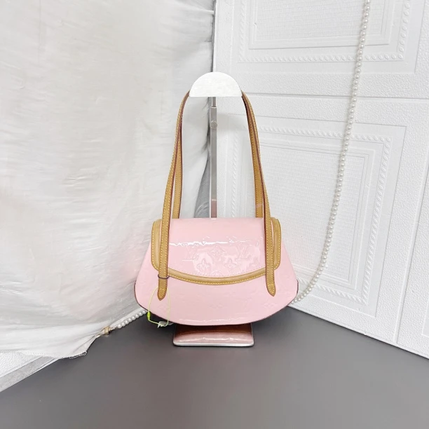 95新 LouisVuitton/路易威登 粉色漆皮腋下单肩包