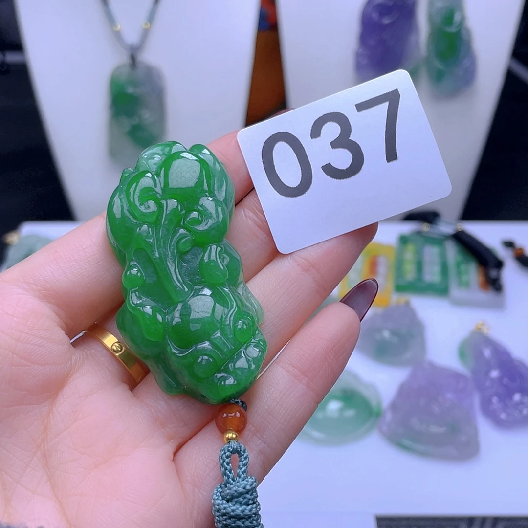 翡翠吊坠(赠链)未镶嵌