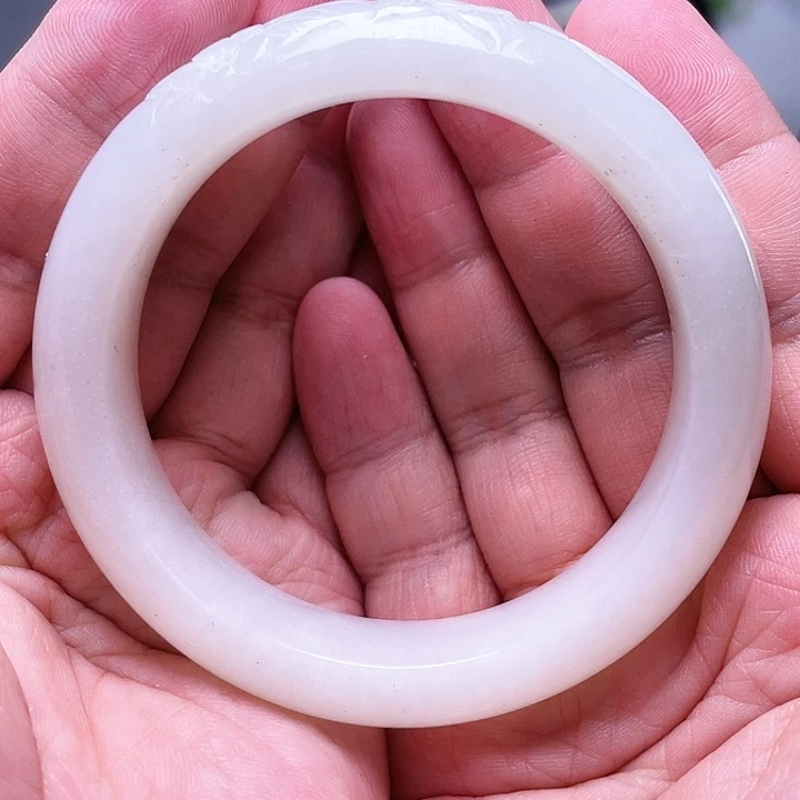 和田玉手镯未镶嵌收**的