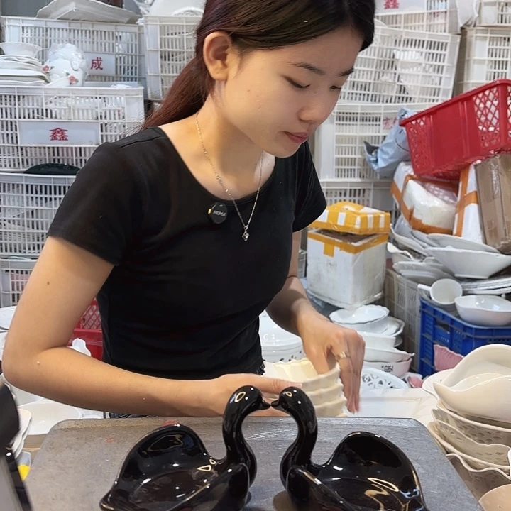 盘微瑕产品………四个黑色鹅子