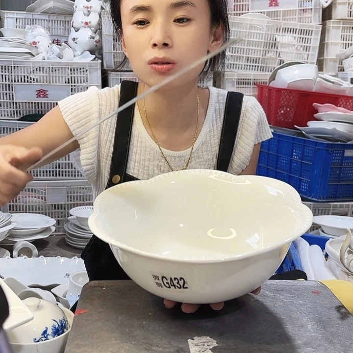 盘微瑕产品………花朵汤碗一个