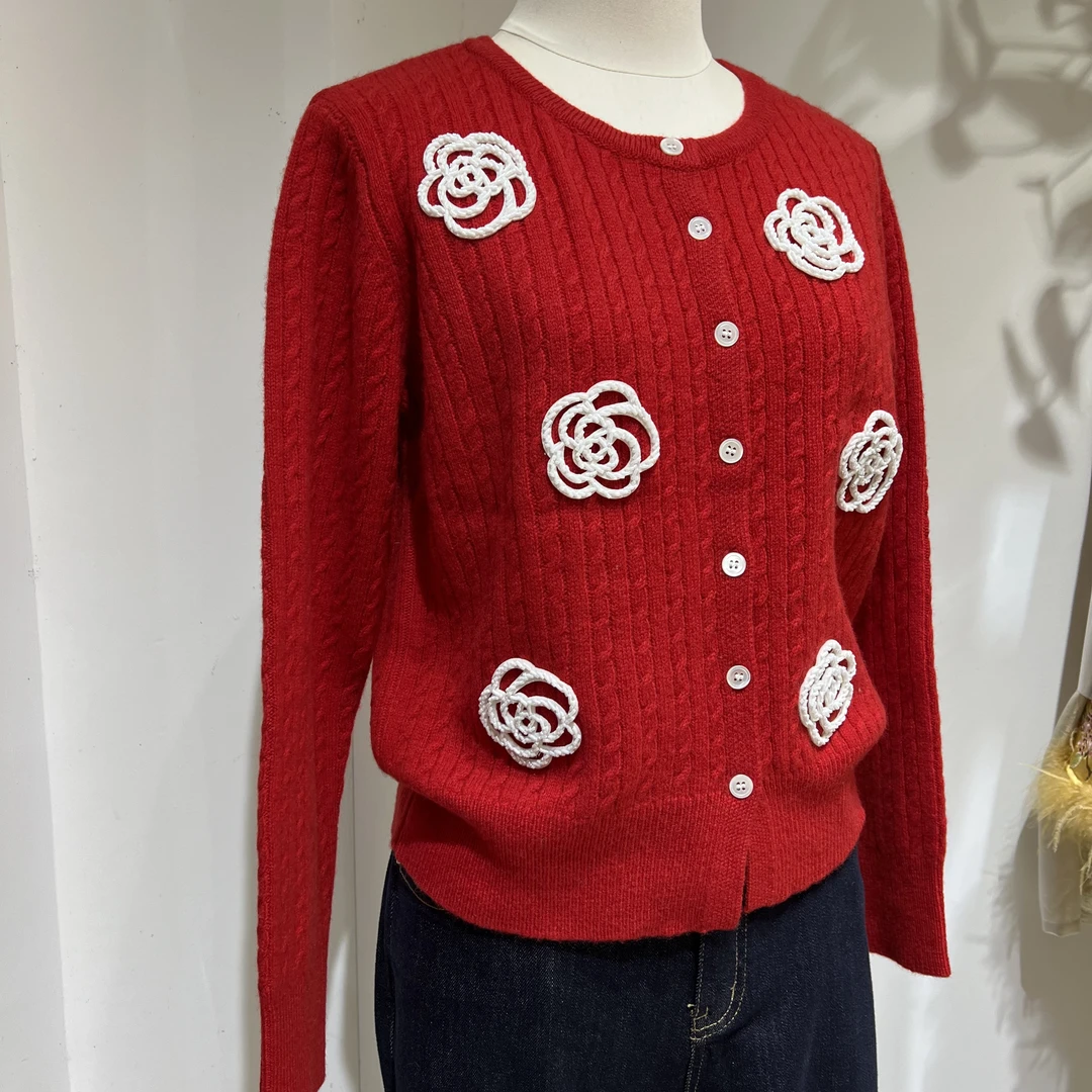 2025冬毛针织衫休闲风冬季女秋冬百搭红色长袖钉珠提花开衫短款