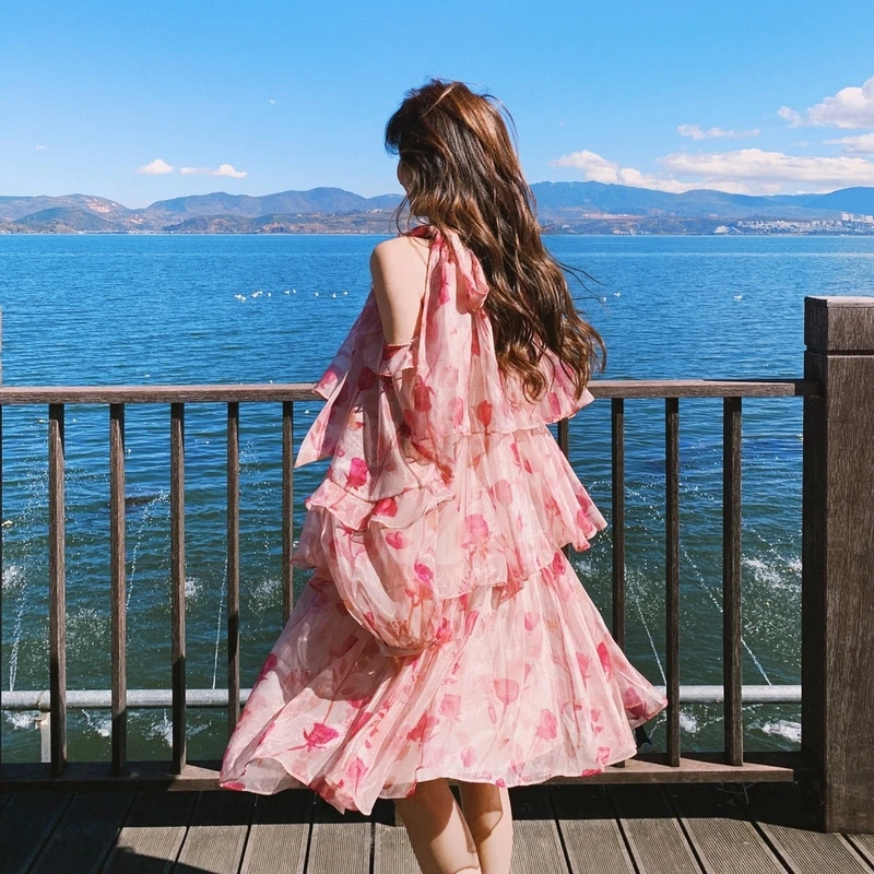 粉色玫瑰印花挂脖露肩长袖连衣裙女2025夏法式绝美飘逸中长雪纺裙