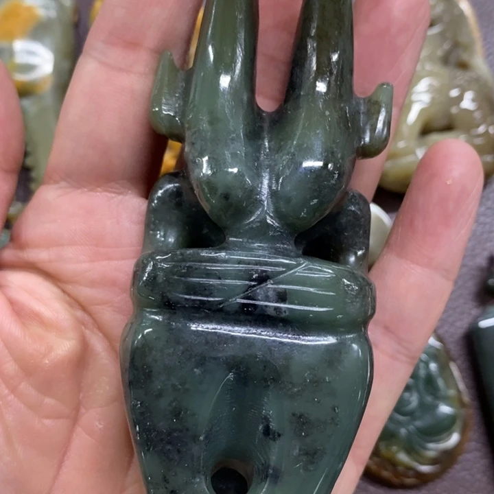 未镶嵌岫岩老玉（透闪石质玉）把件