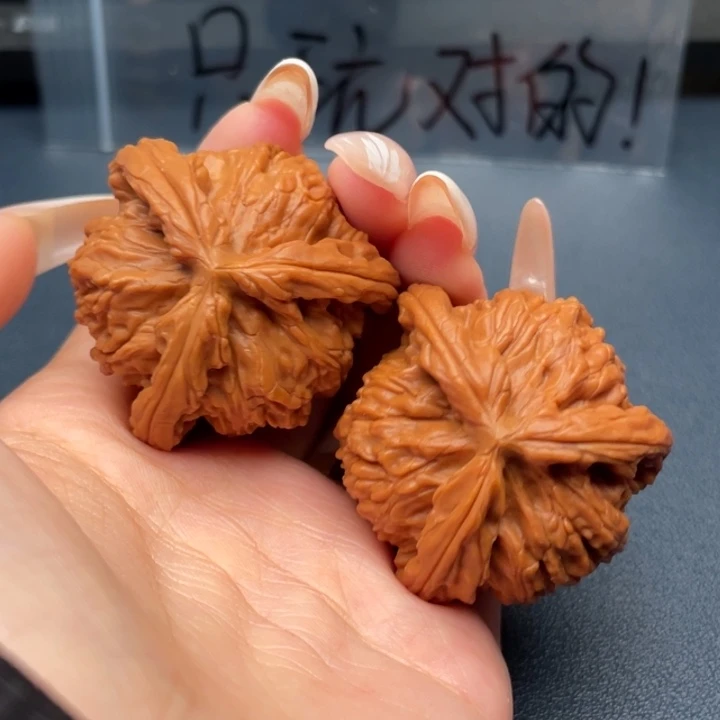 欧***哥文玩核桃吊坠白狮子