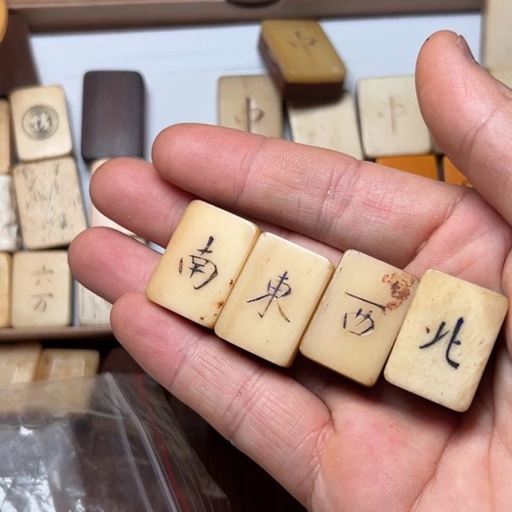 大***斌实心竹雕刻手把件