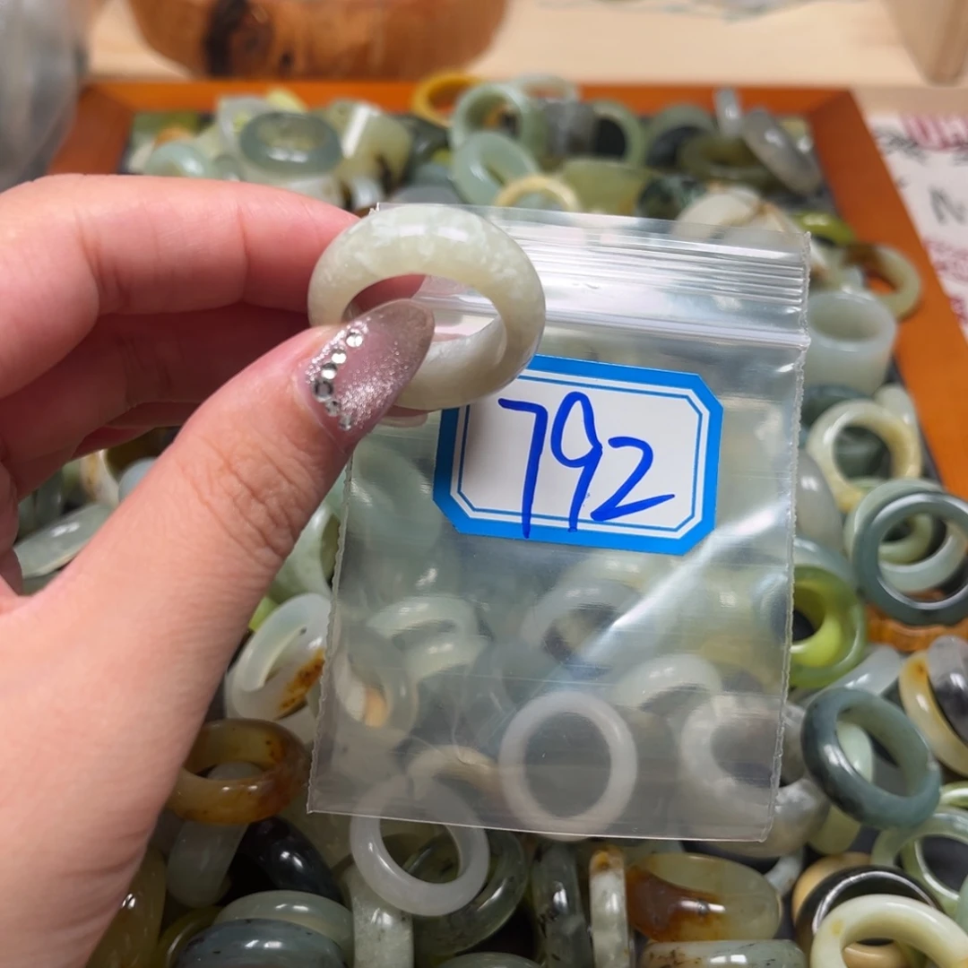 薄****蛇纹石玉未镶嵌珠宝奇石