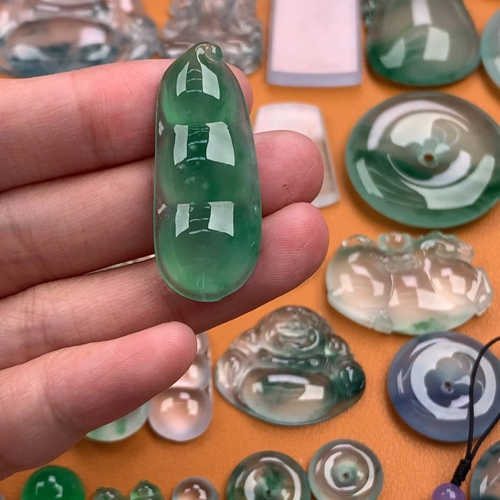 翡翠挂件未镶嵌…..