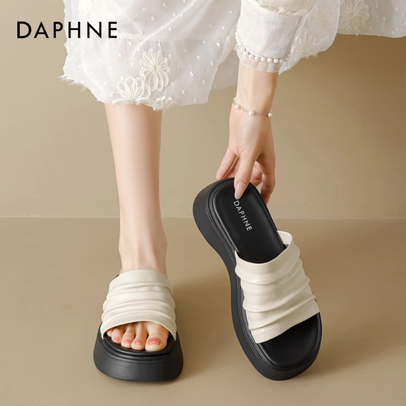 达芙妮厚底增高褶皱拖鞋女夏外穿2025新款百搭海边沙滩平底凉拖鞋