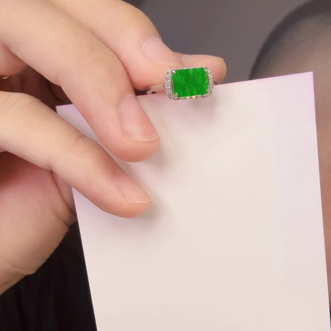 翡翠未镶嵌颈饰一件