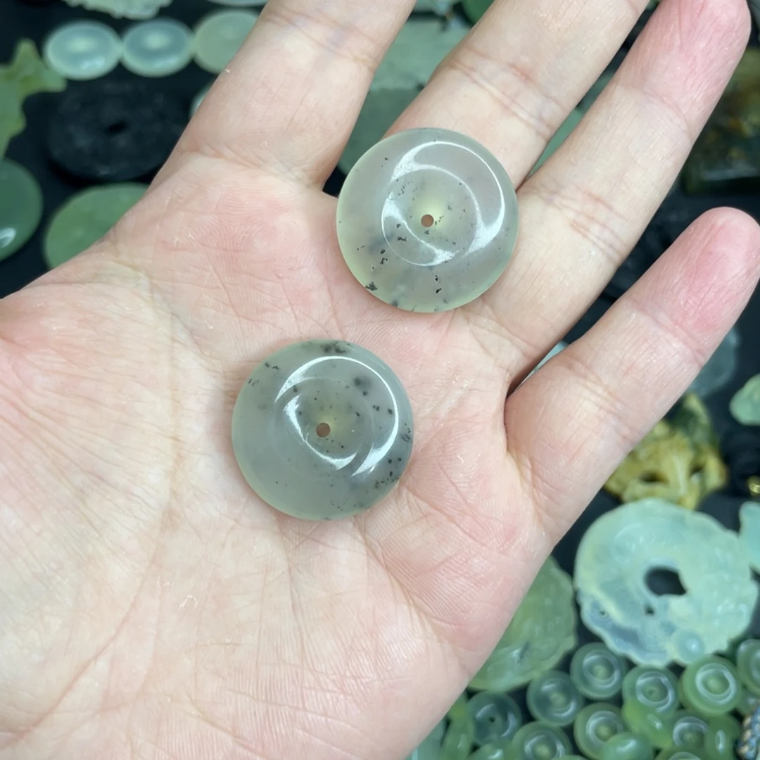 岫玉未镶嵌颈饰扣子