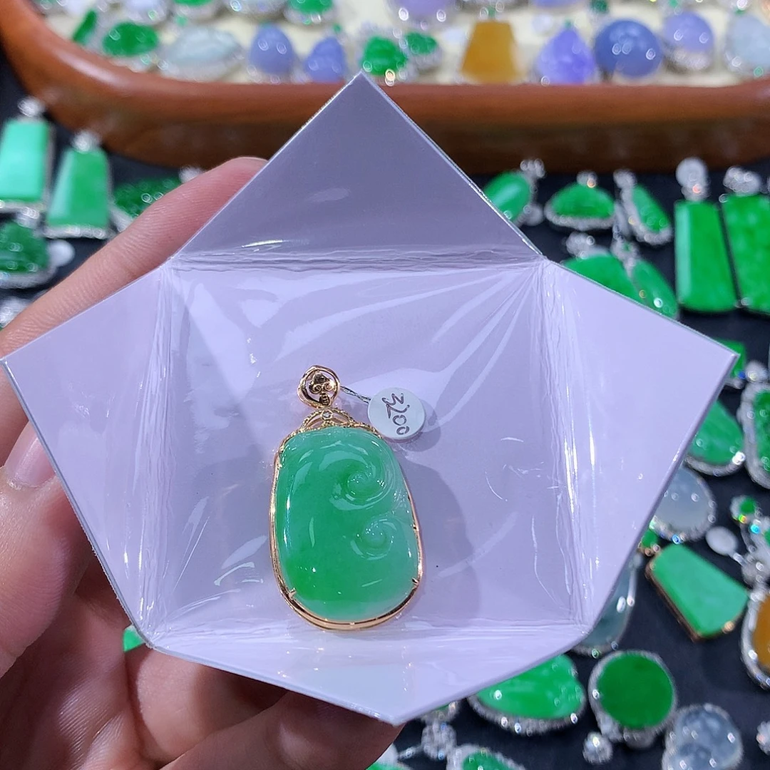 翡翠18K金镶嵌颈饰