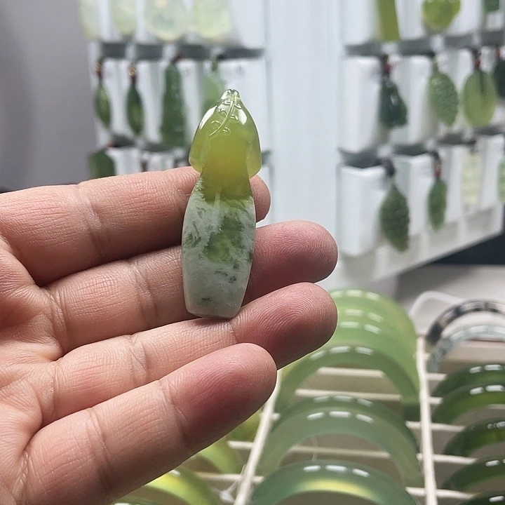 蛇纹石玉颈饰未镶嵌