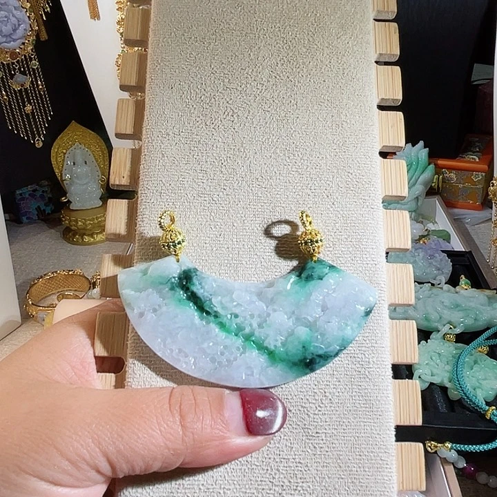 翡翠颈饰未镶嵌辣绿_线天山水弯弯