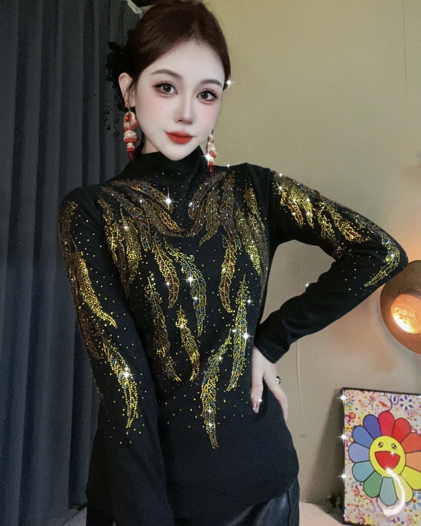 85炫彩羽毛V领打底衫女内搭秋冬新款时尚烫钻上衣修身显瘦Y