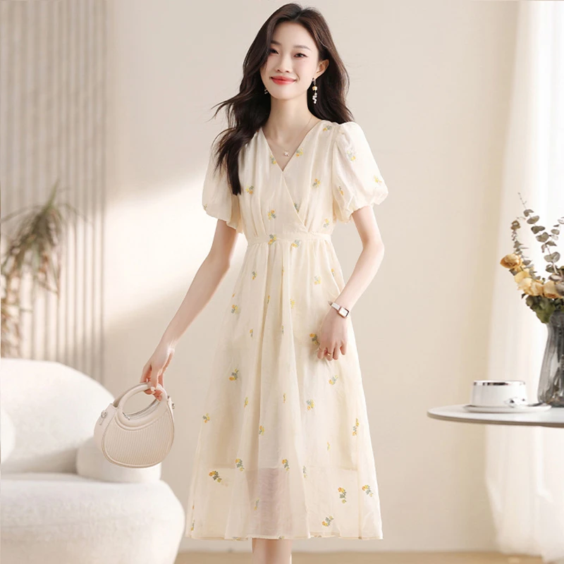 法式碎花连衣裙女新款气质显瘦系带高腰泡泡袖刺绣裙子