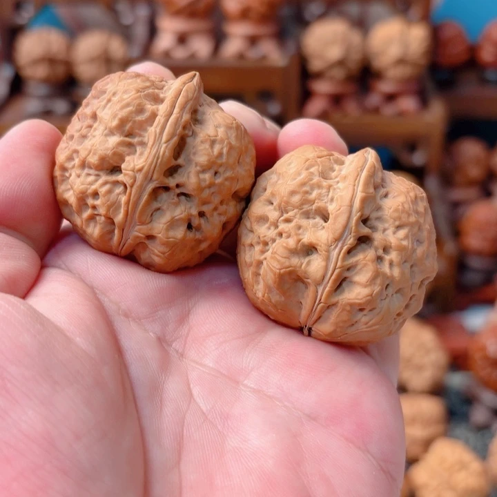 文玩核桃把件蟒纹虎头