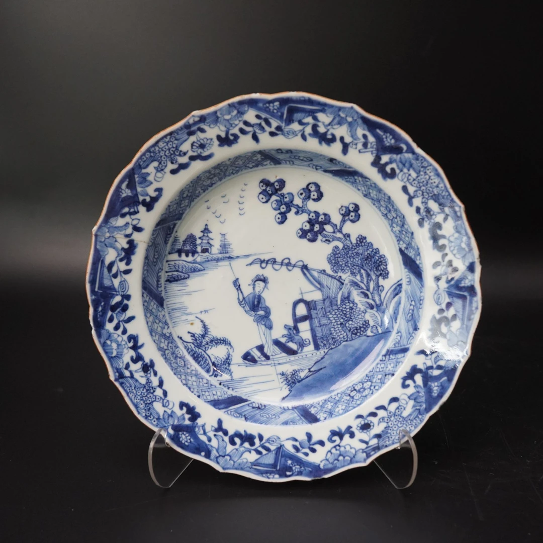 Lot.25091310清乾隆青花人物风景图葵口盘 直径：约22.5cm