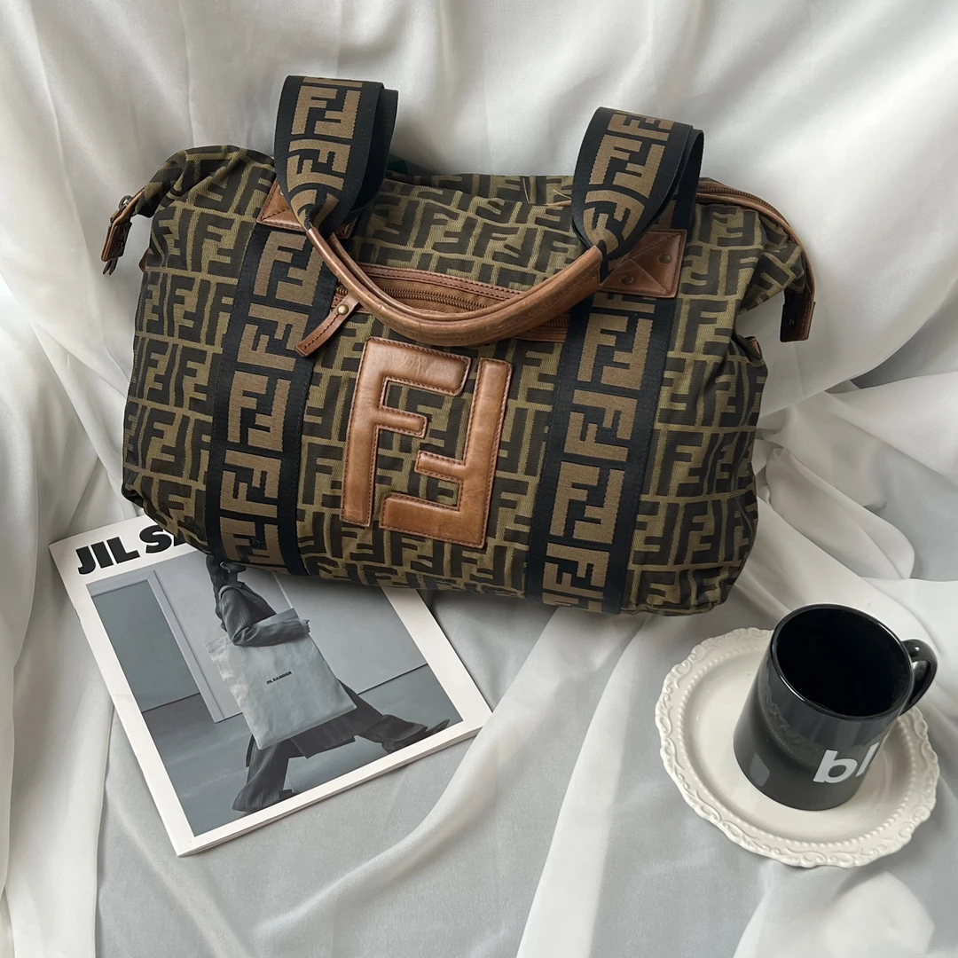 95新 FENDI/芬迪 J fendi 芬迪棕色 老花 枕头 单肩包/2210