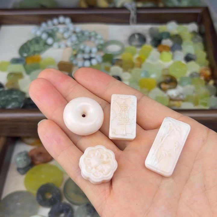 蛇纹石玉未镶嵌颈饰