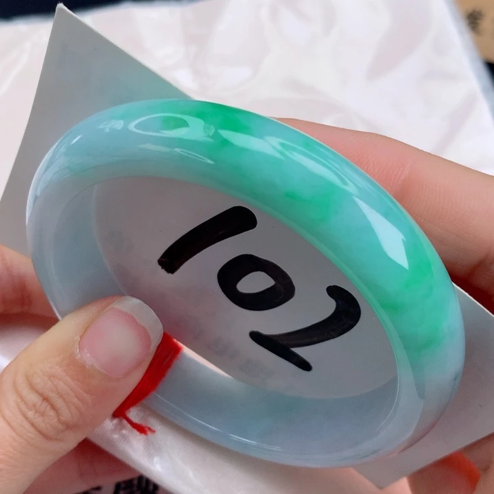 翡翠手镯未镶嵌飘阳绿