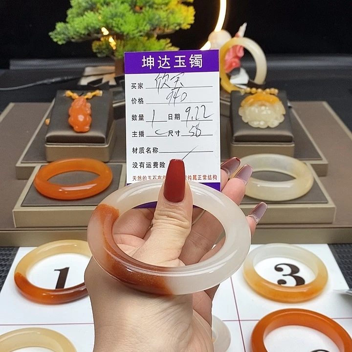 欣****未镶嵌石英质玉（黄龙玉）手镯