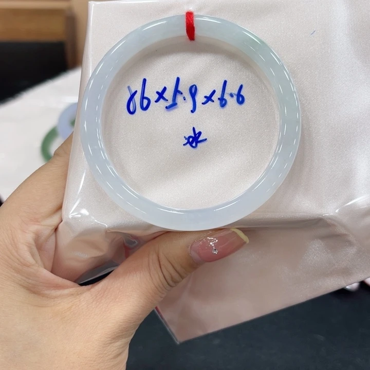 翡翠手镯未镶嵌翡翠