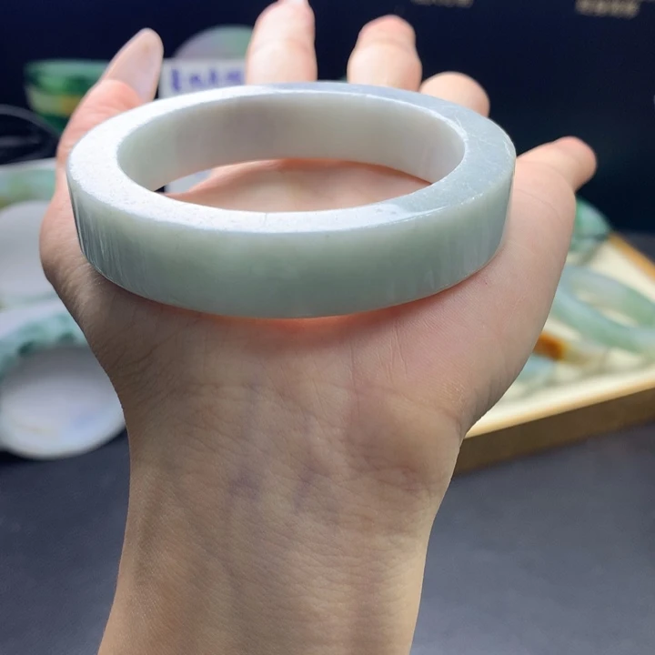 定制翡翠未镶嵌翡翠手镯
