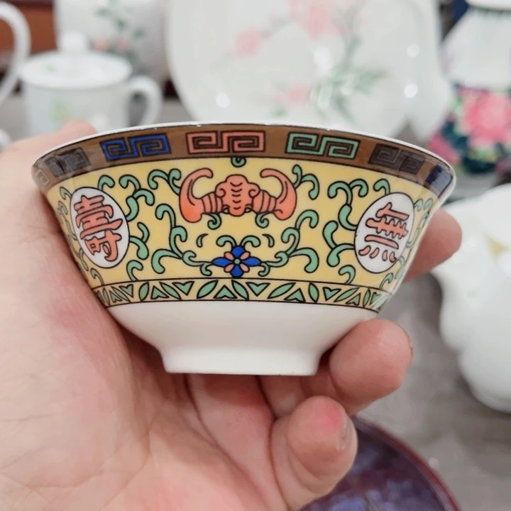 碟釉下五彩的瓷器和