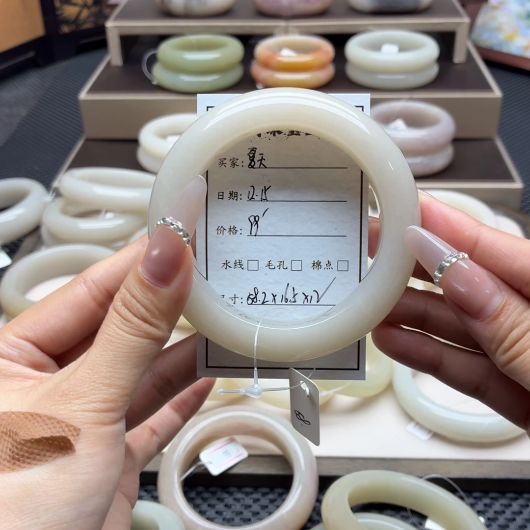 夏***天石英质玉未镶嵌手镯