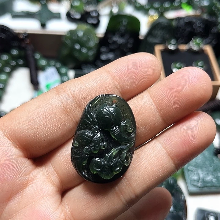 蛇纹石玉未镶嵌颈饰