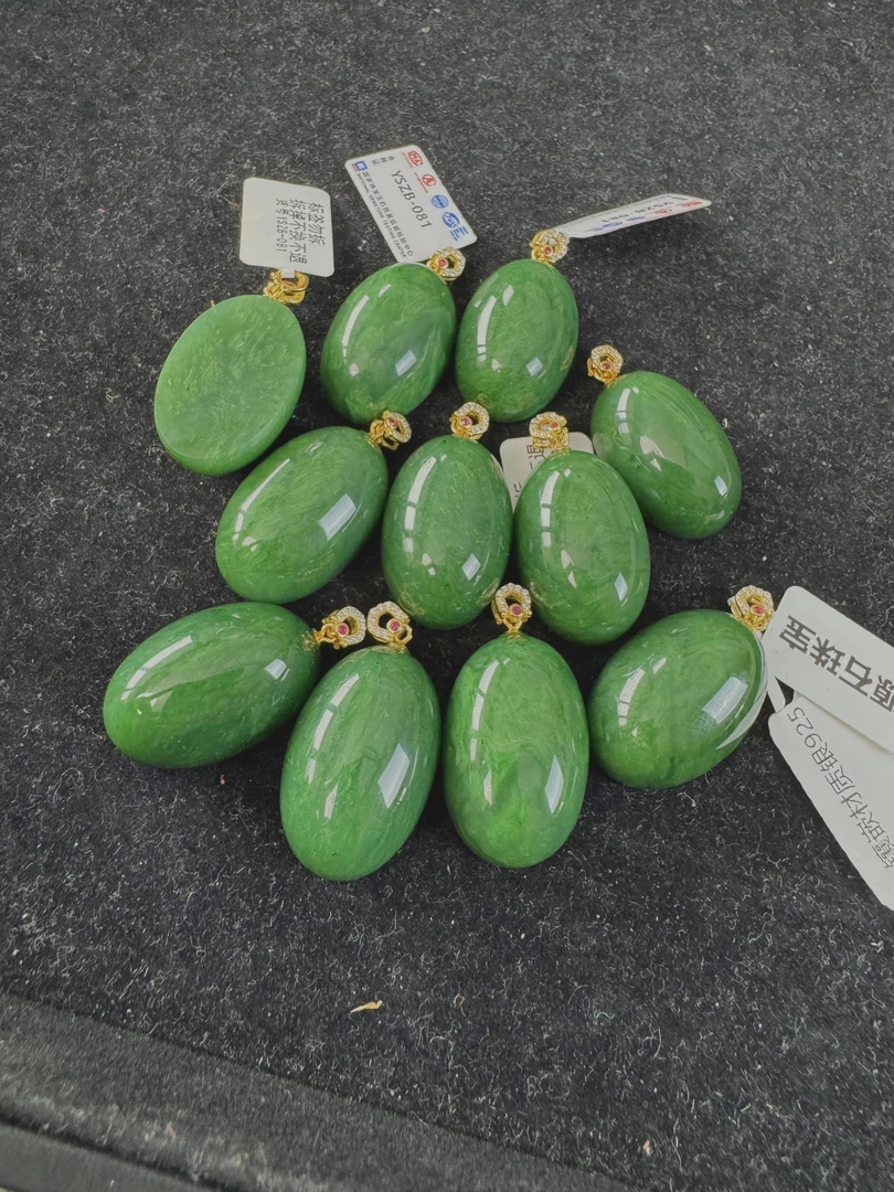 【金姐珠宝】俄老料碧玉925银辣阳绿脂粉料约30*20*12mm（多样性发一