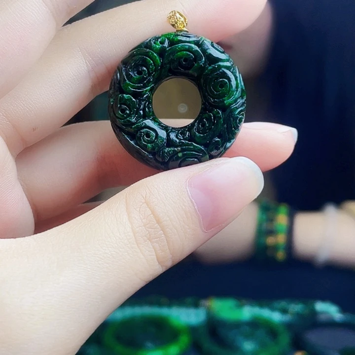 翡翠18K金镶嵌颈饰多样性