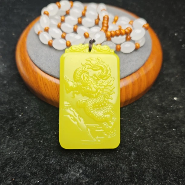 黄口双面龙牌雕工挂件