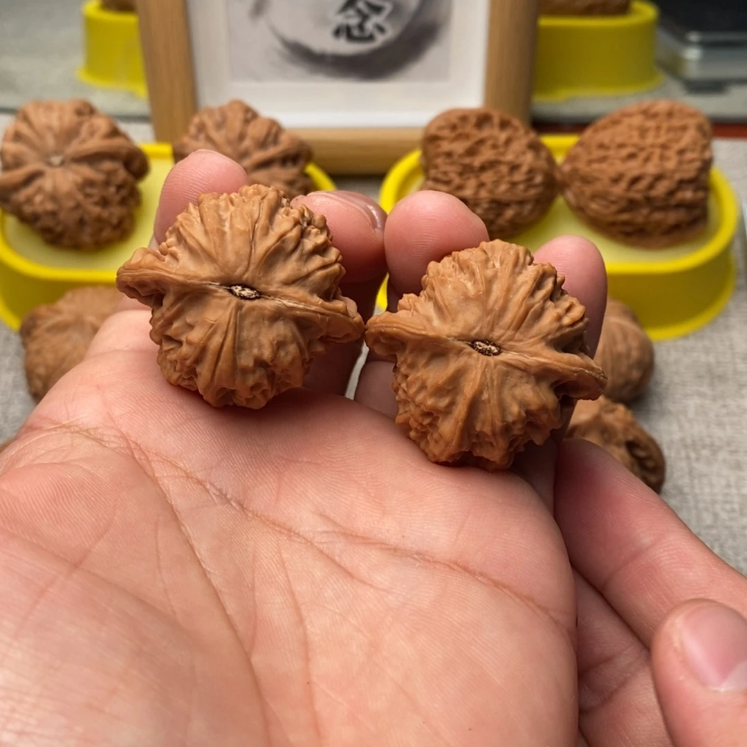 文玩核桃吊坠红豆38