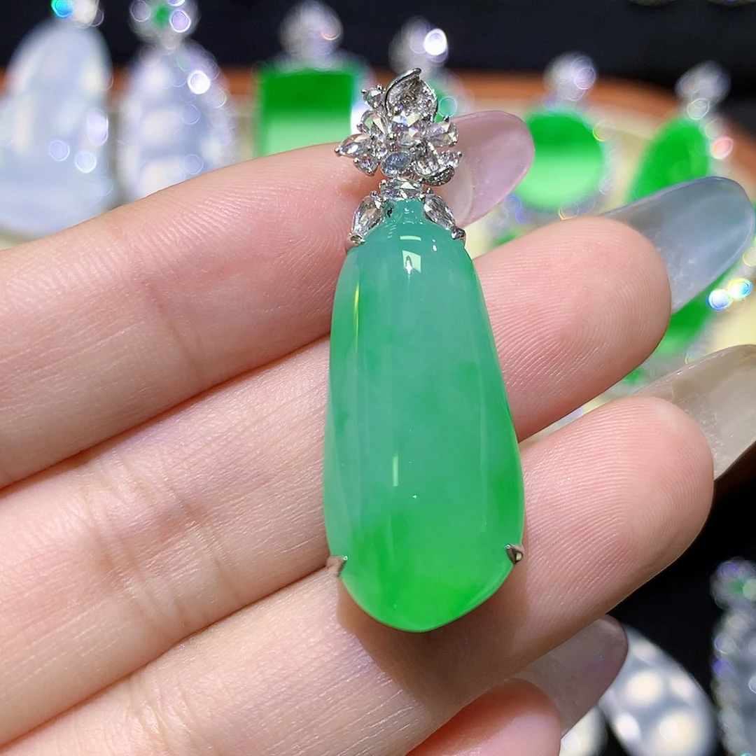 颈饰18K金镶嵌翡翠高冰