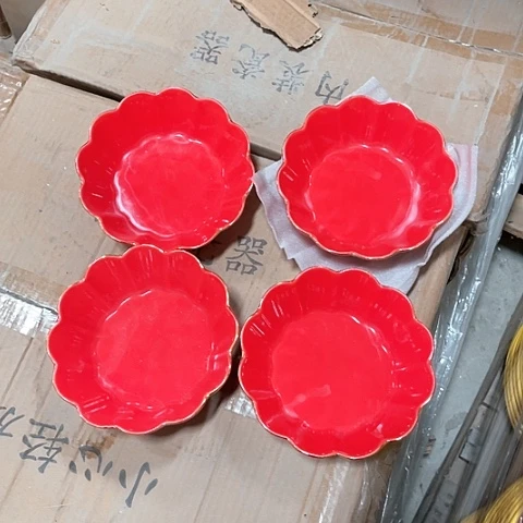 微瑕，不明火，口径14厘米，高度4，4个红色