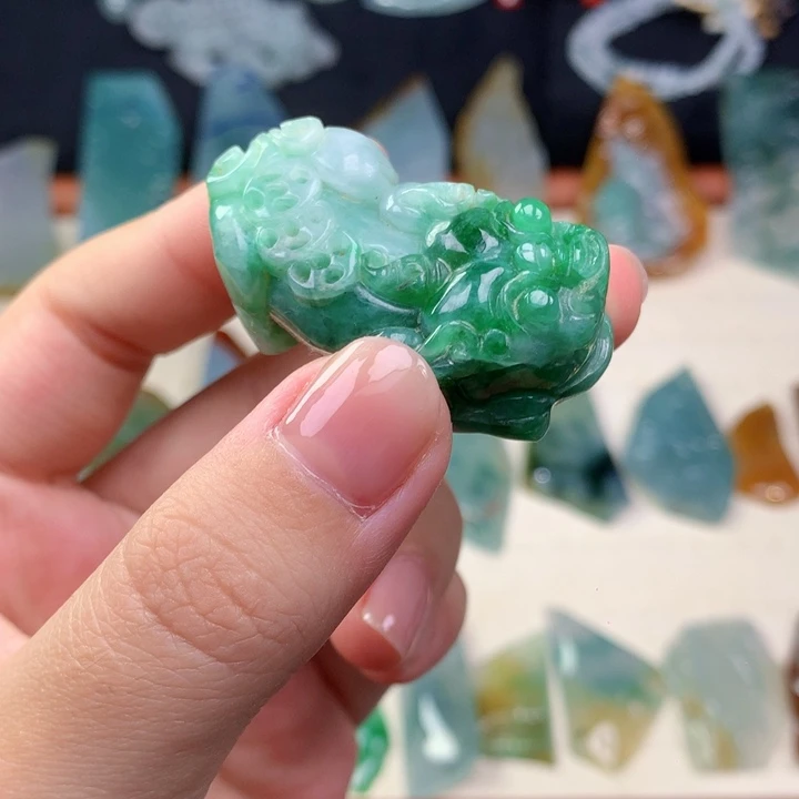 颈饰未镶嵌翡翠好