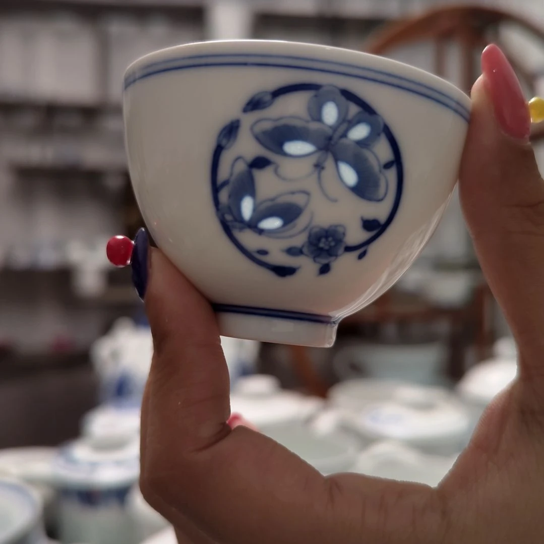 青花瓷手绘蝶影小杯一个
