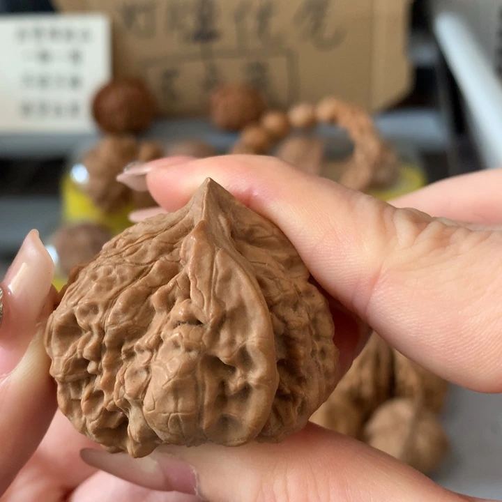 越***好文玩核桃吊坠异形单只，有瑕疵