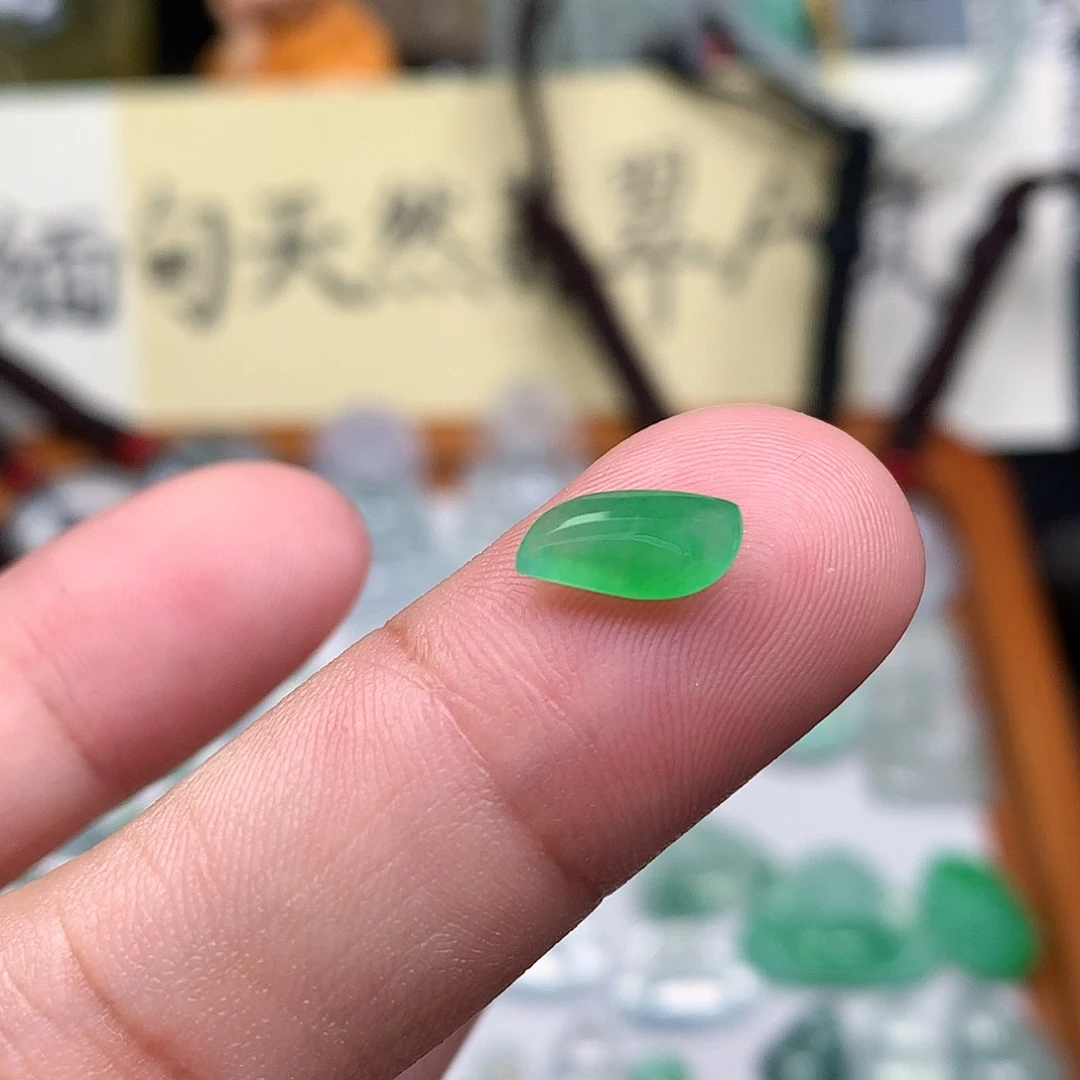 翡翠裸石缅甸天然A货翡翠阳绿随形