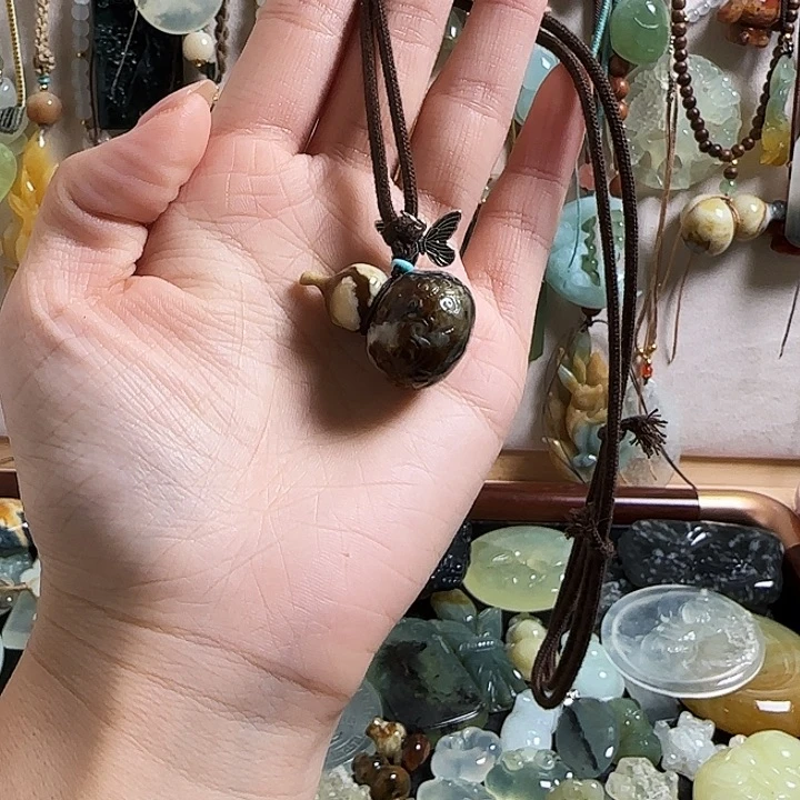 甜***风蛇纹石玉合金颈饰