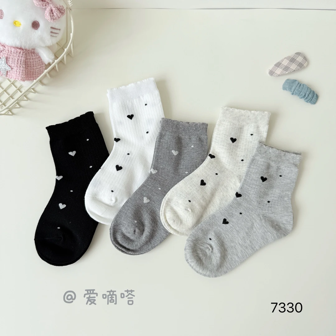爱嘀嗒7330儿童袜子秋冬黑白灰爱心波点四季可爱精梳棉中筒新款