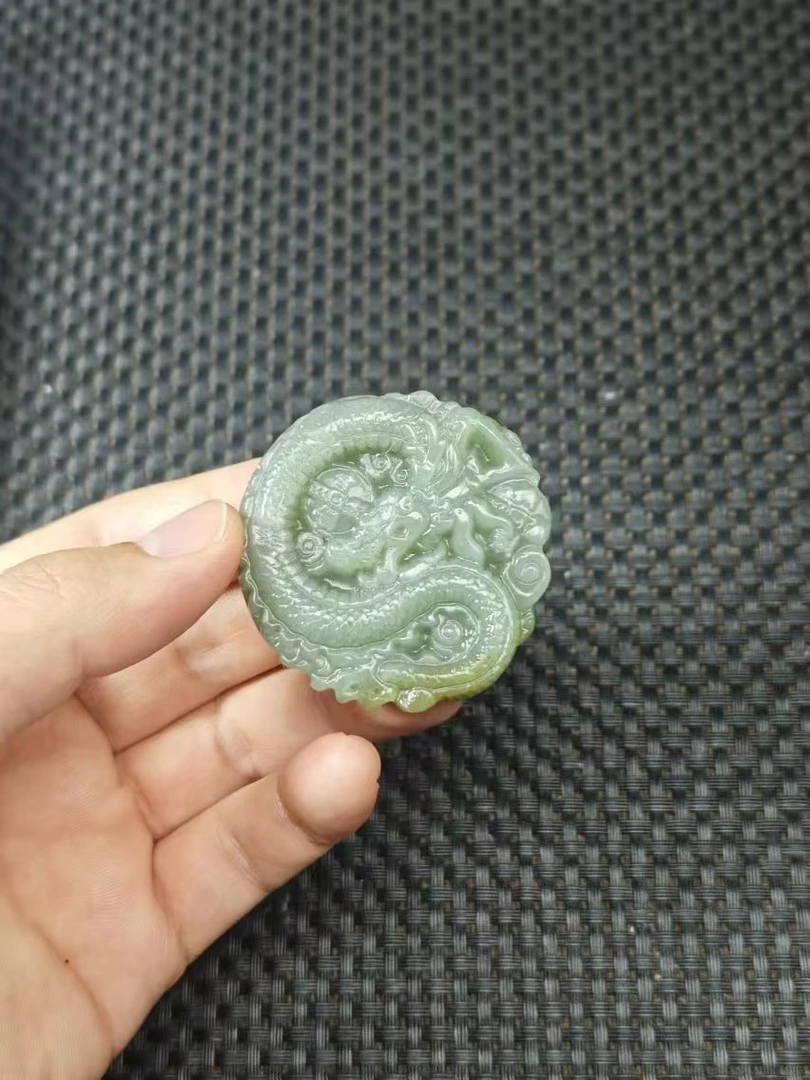 天然和田玉老料精雕龙牌吊坠油润细糯1.21清货2