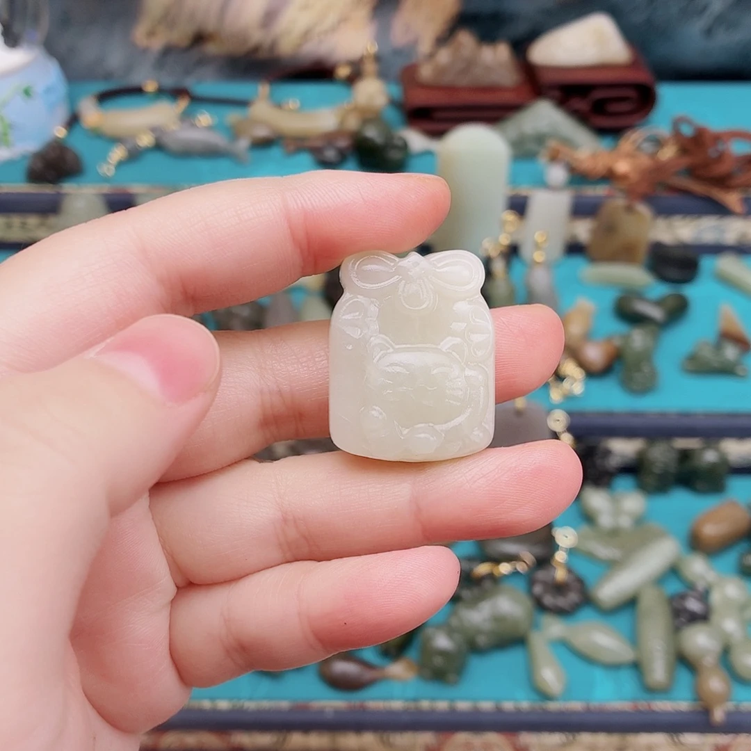 和田玉未镶嵌颈饰有裂