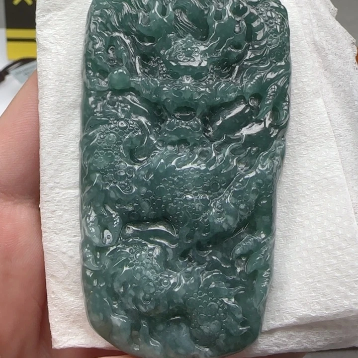 翡翠颈饰未镶嵌龙牌