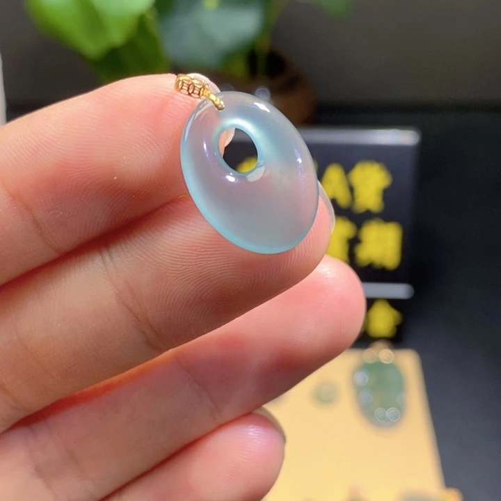 颈饰18K金镶嵌翡翠吊坠