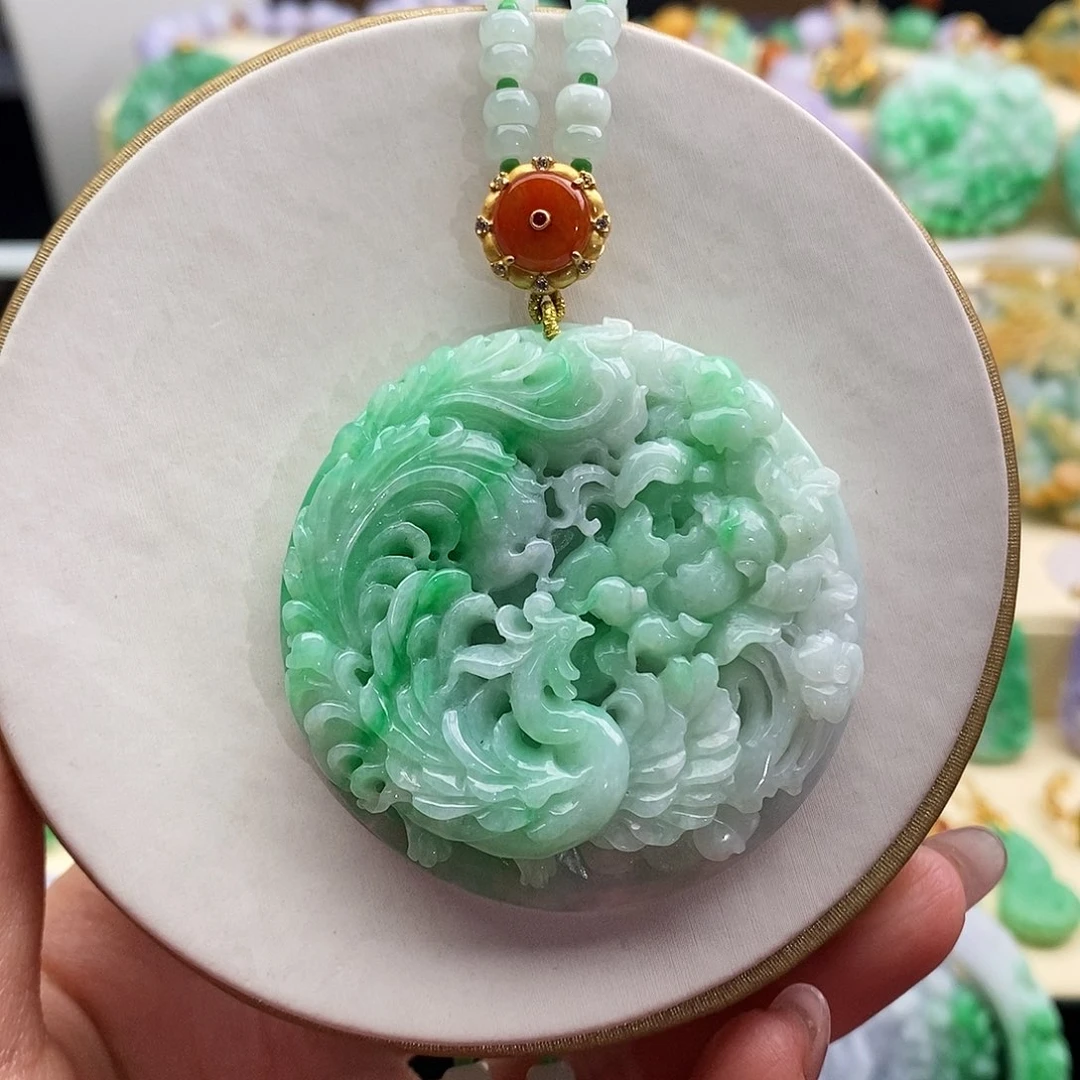 翡翠未镶嵌吊坠(赠链)