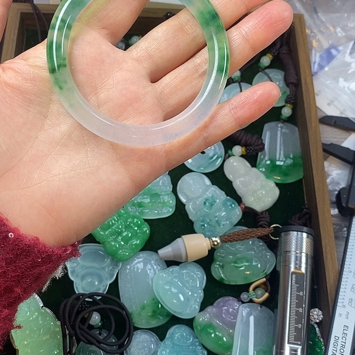 翡翠未镶嵌颈饰手镯